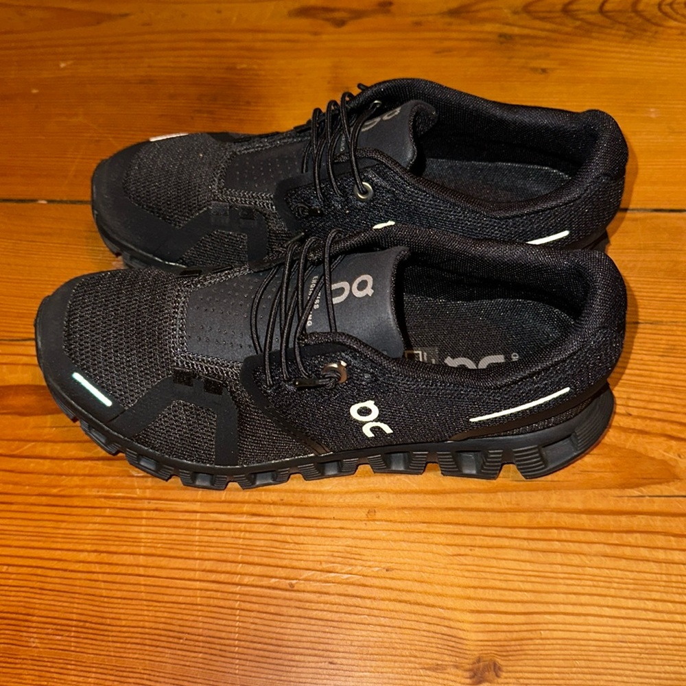 On Running black on black cloud 5 running sneakers